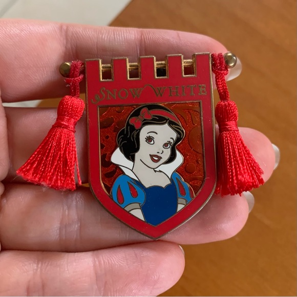 Large Snow White Disney Pin with tassels - Picture 3 of 5